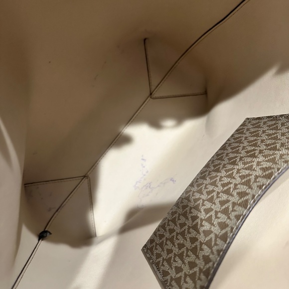 Michael Kors Large Tote - Picture 5 of 9